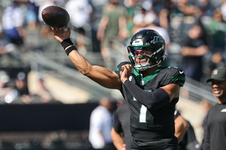New York Jets quarterback Justin Fields warms up before the game against the Dallas Cowboys at MetLife Stadium.