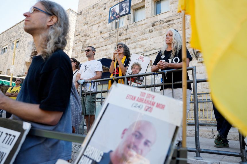Rehinelerin aileleri ve destekçileri, 7 Ekim 2025'te İsrail Başbakanı Binyamin Netanyahu'nun Kudüs'teki konutunun önünde protesto düzenliyor.