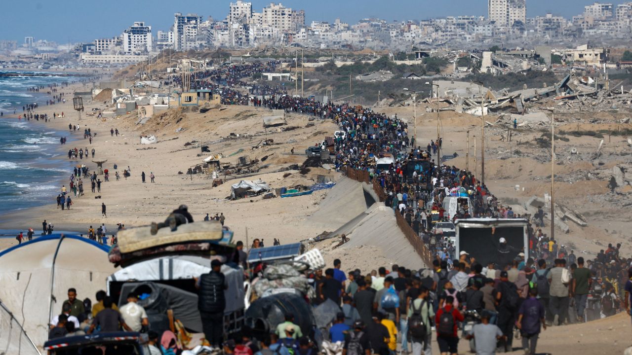 Palestinians, who were displaced to the southern part of Gaza at Israel's order during the war, make their way along a road as they return to the north after a ceasefire between Israel and Hamas in Gaza went into effect, in the central Gaza Strip, October 10, 2025. REUTERS/Mahmoud Issa