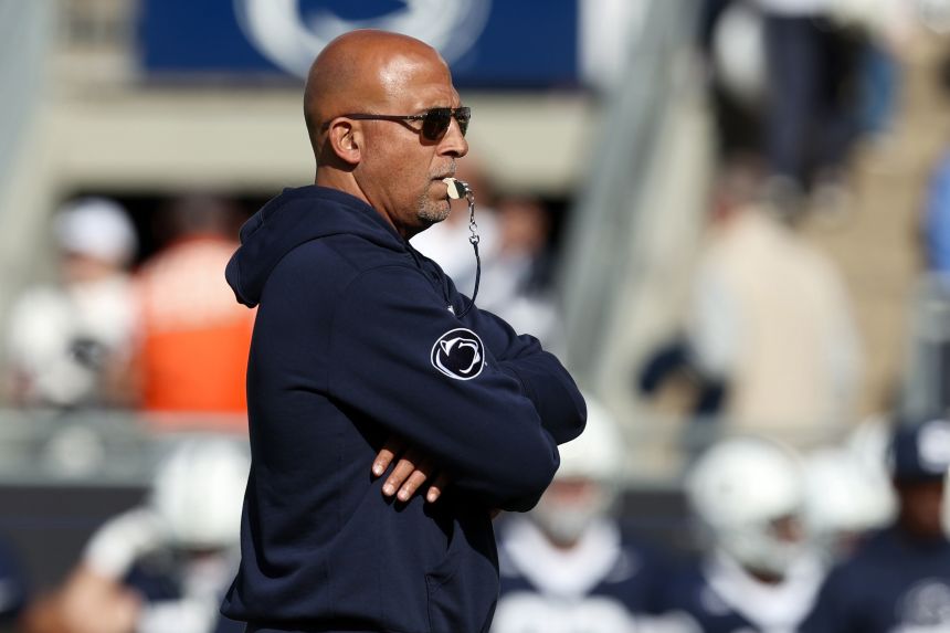 El ex entrenador en jefe de los Penn State Nittany Lions, James Franklin, sale al campo durante los calentamientos antes del partido final contra Northwestern.
