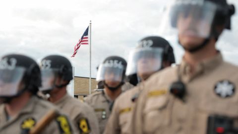 Fuerzas de seguridad vigilan una protesta contra el ICE en Chicago, el 11 de octubre.