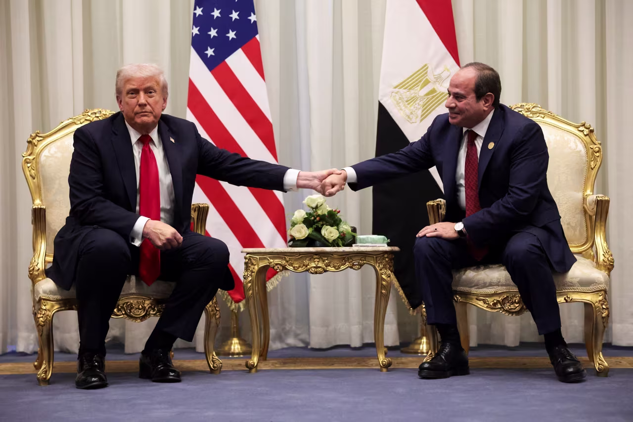 El presidente de Estados Unidos, Donald Trump, sostiene la mano del presidente egipcio, Abdel Fattah el-Sisi, mientras se reúnen antes de una cumbre de líderes mundiales sobre el fin de la guerra de Gaza, en medio de un intercambio de prisioneros y rehenes negociado por Estados Unidos y un acuerdo de alto el fuego entre Israel y Hamas, en Sharm el-Sheij, Egipto, este lunes.