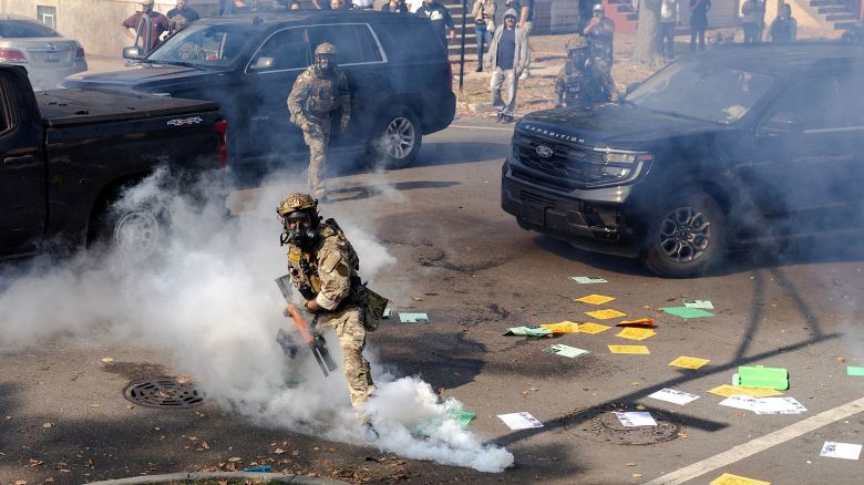A federal agent prepares to throw a tear gas canister at community members during clashes on Chicago’s South Side, in Chicago, Illinois, U.S., October 14, 2025, after U.S. President Donald Trump ordered increased federal law enforcement presence to assist in crime prevention.  REUTERS/Jim Vondruska