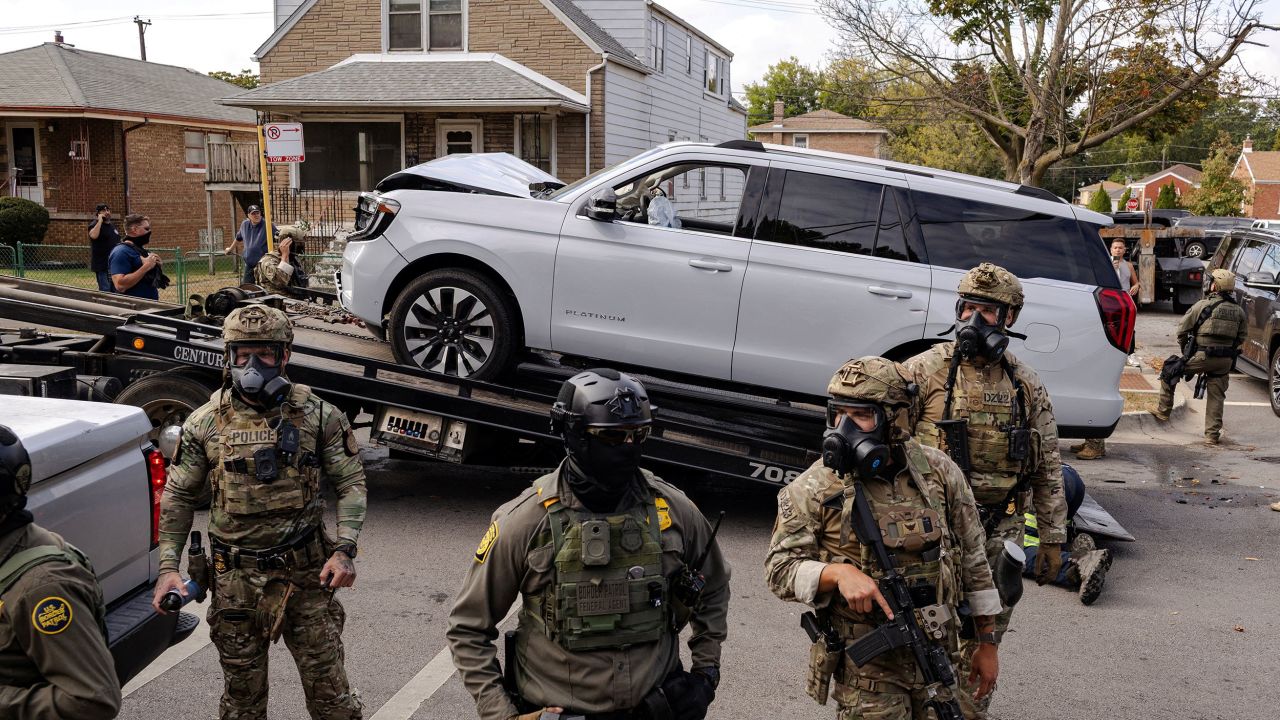 Federal agents stand guard in front of a wrecked vehicle used by agents during a chase to detain a man on Chicago’s South Side, in Chicago, Illinois, U.S., October 14, 2025, after U.S. President Donald Trump ordered increased federal law enforcement presence to assist in crime prevention.  REUTERS/Jim Vondruska
