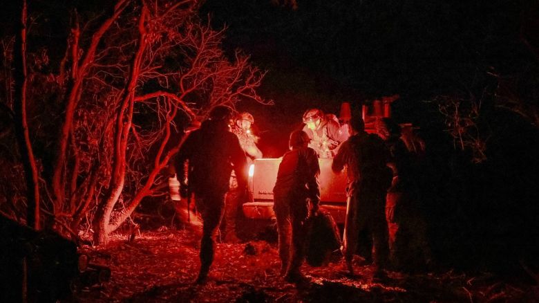 Artilleros ucranianos suben a un coche tras una misión de combate cerca de la ciudad fronteriza de Pokrovsk, en la región de Donetsk, a principios de este mes.