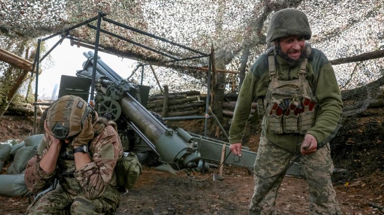 FILE PHOTO: Artillerymen of the 152nd Separate Jaeger Brigade fire an M114 self-propelled howitzer towards Russian troops, amid Russia's attack on Ukraine, near the frontline town of Pokrovsk in Donetsk region, Ukraine October 15, 2025. REUTERS/Anatolii Stepanov/File Photo