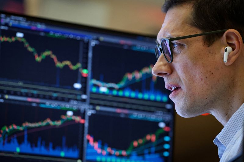 Dow Jones Rises Over 550 Points on Strong Earnings, Apple Sales