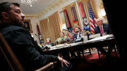 U.S. President Donald Trump meets with Ukraine's President Volodymyr Zelenskiy over lunch in the Cabinet Room at the White House in Washington, D.C., U.S., October 17, 2025. REUTERS/Jonathan Ernst
