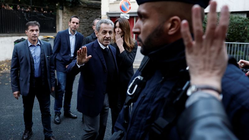 Nicolas Sarkozy: Police stay overnight in neighboring cell to former French president