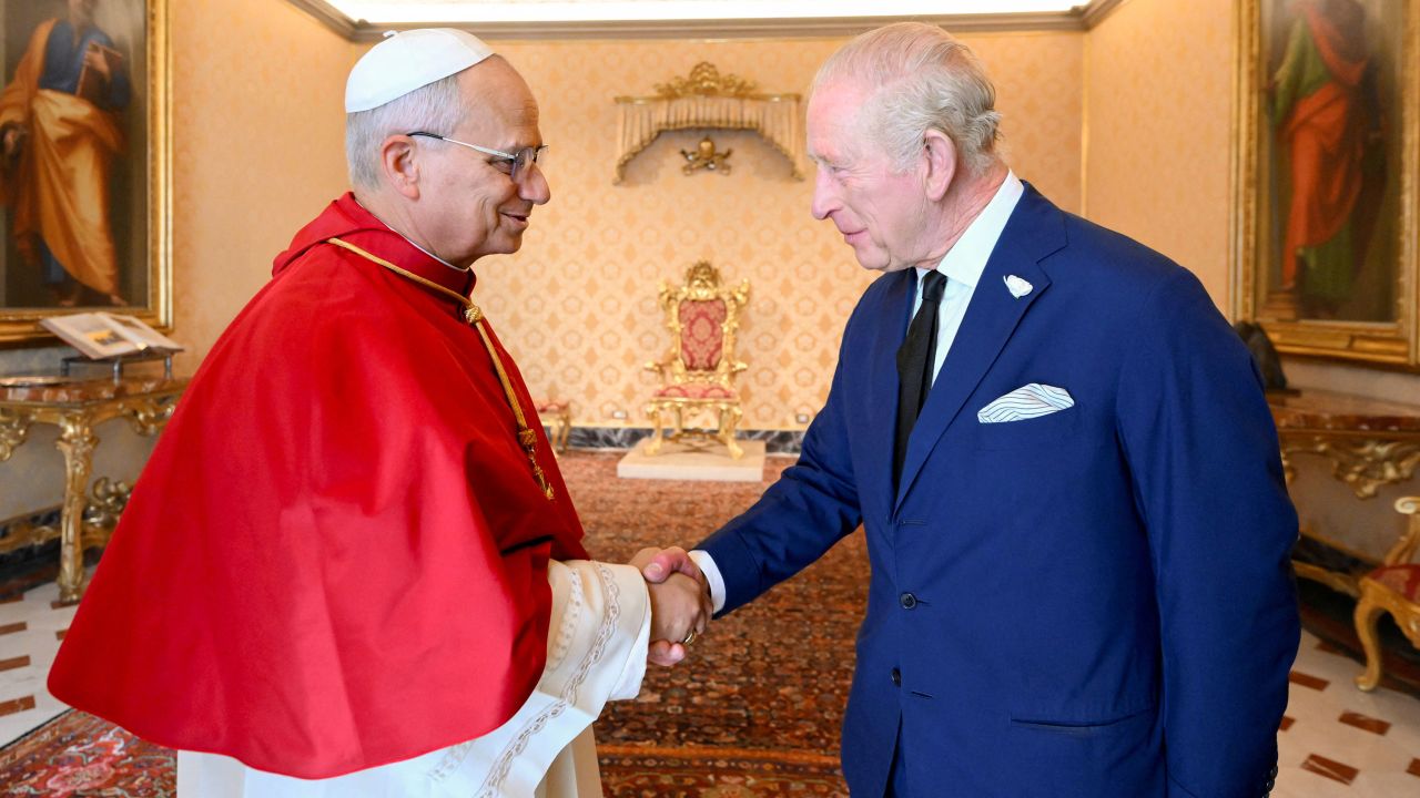 Pope Leo greets King Charles during a private audience at the Vatican October 23, 2025. Vatican Media/Handout via REUTERS ATTENTION EDITORS – THIS IMAGE WAS PROVIDED BY A THIRD PARTY.
