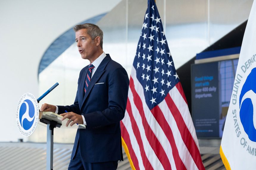 El secretario de Transporte, Sean Duffy, habló en una conferencia de prensa en el Aeropuerto Internacional de Filadelfia el 24 de octubre sobre el impacto del cierre del gobierno en los viajes y los trabajadores de seguridad de la aviación.