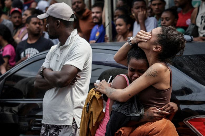 On October 29, a day after a deadly police operation against drug trafficking in Complexa da Peña, people gathered around the body and mourners reacted.