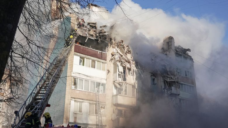 Rescuers work at the site of the apartment building hit by a morning Russian missile strike, amid Russia's attack on Ukraine, in Ternopil, Ukraine November 19, 2025. REUTERS/Andriy Bodak
