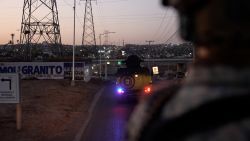 Militar mexicana en una patrulla nocturna en Culiacán, Sinaloa