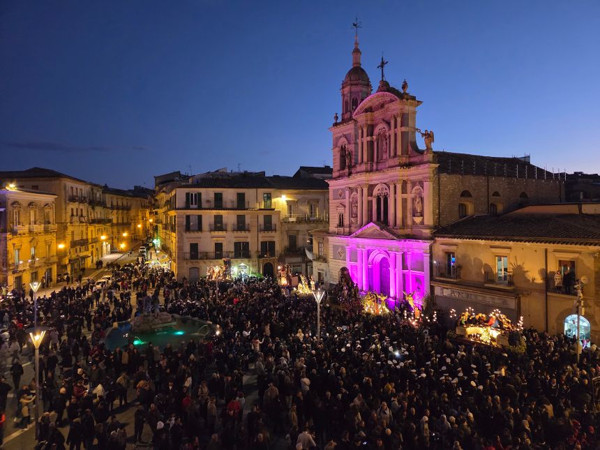 <strong>Bringing the crowd: </strong>The people of Caltanissetta gather in the main square on Maundy Thursday.<em>Vale</em>Look at the departure line.” class=”image__dam-img image__dam-img–loading” onload=”this.classList.remove(‘image__dam-img–loading’)” onerror=”imageLoadError(this)” height=”1500″ width=”2000″ loading=”lazy”/>
    </div>
</div></div>
</p></div>
<p>      Caltanissetta’s famous Easter parade
  </p></div>
</div>
<p class=