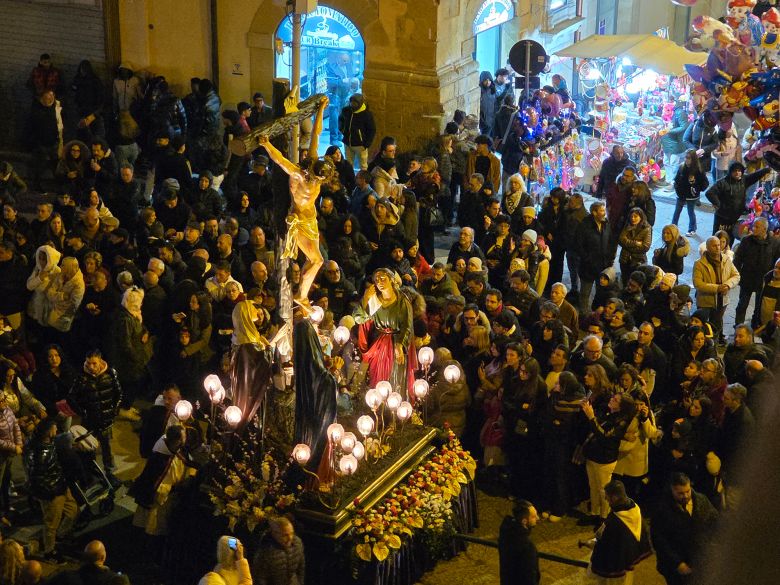 復活祭の木曜日には、 町の周りで<em>Vale</em>A procession will be held.” class=”image_expandable__dam-img image_expandable__dam-img–loading” onload=”this.classList.remove(‘image_expandable__dam-img–loading’)” onerror=”imageLoadError(this)” height=”1500″ width=”2000″ loading=”lazy”/>
    </div>
</div>
<div data-uri=