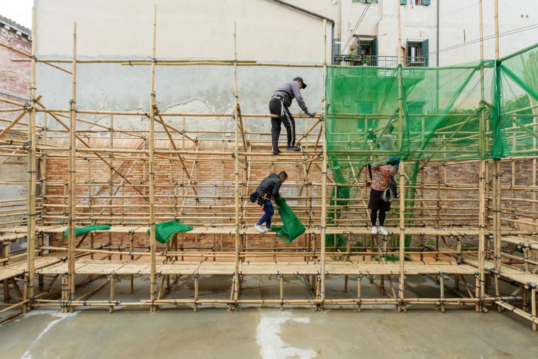 Obreros instalan un andamio de bambú dentro del pabellón de Hong Kong en la Bienal de Venecia de 2025. La estructura forma parte de una muestra sobre el patrimonio y el espacio público amenazados de Hong Kong.