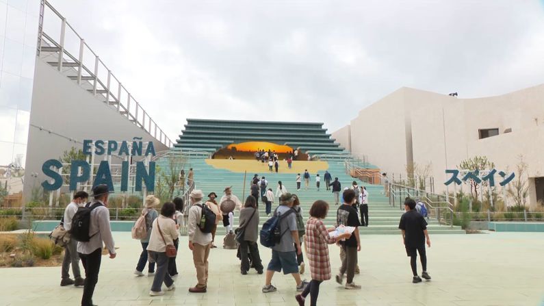 Incorporating imagery of the sun and sea, Spain’s national pavilion creates a public plaza in the middle of the Expo site, reminiscent of the Spanish Steps in Rome. Themed around the “Kuroshio Current,” a historical ocean route used by Spanish navigators from the 16th century to travel between Asia and the Americas, the pavilion’s concept symbolizes global trade and cultural exchange.