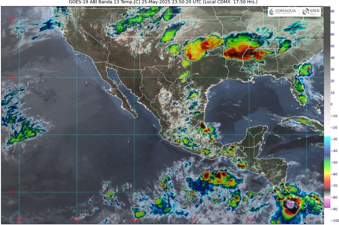 Imagen de satélite del océano Pacífico la noche del 25 de mayo de 2025.