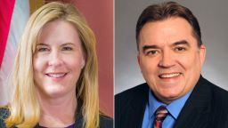 La representante estatal Melissa Hortman y el senador estatal John Hoffman