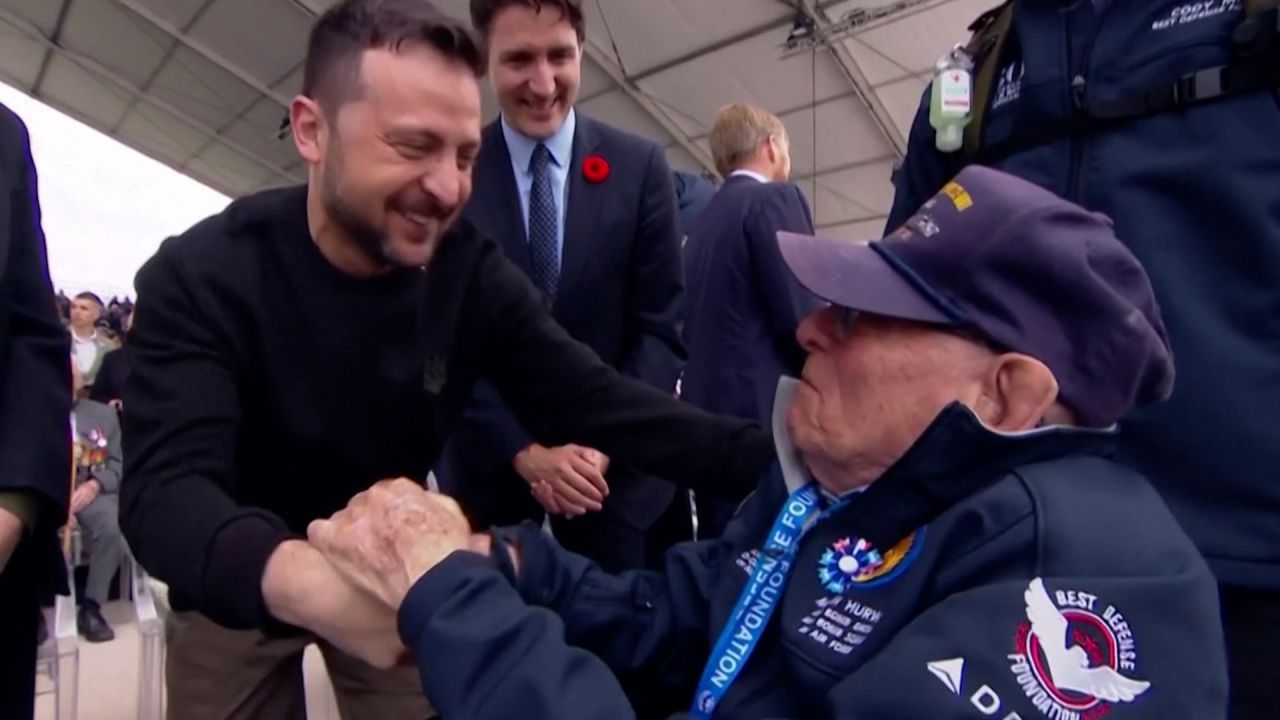 See emotional exchange between Zelensky and veteran | CNN