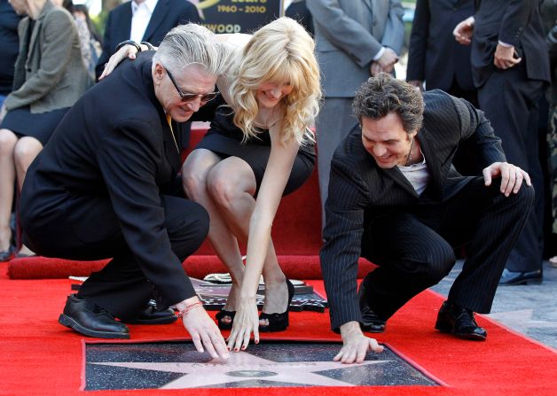 Dern touches her star on the Hollywood Walk of Fame with Lynch and actor Mark Ruffalo in 2010.