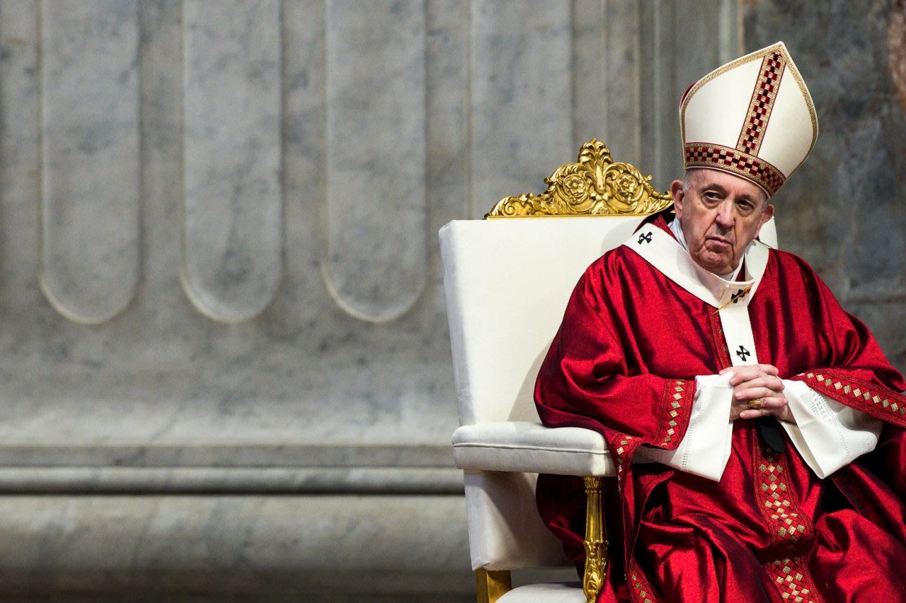 El papa Francisco celebra una santa misa en la Basílica de San Pedro en el Vaticano el 29 de junio de 2020.