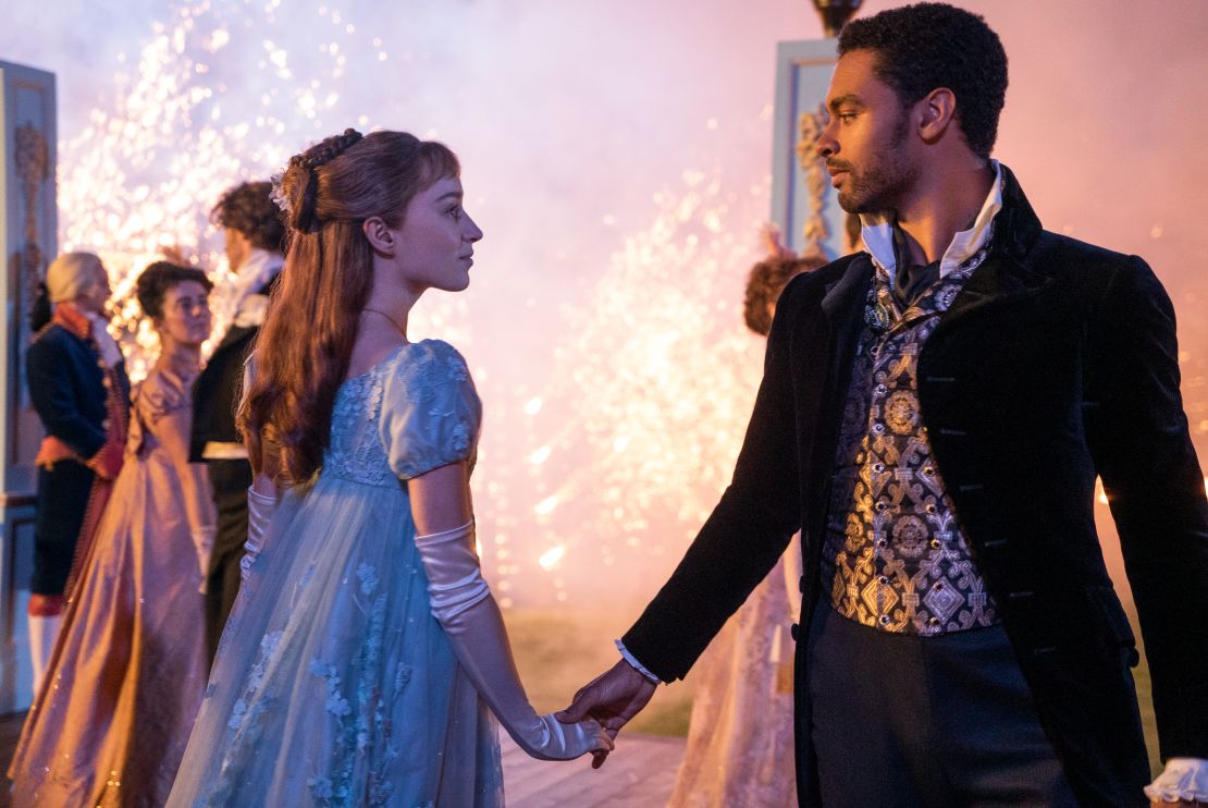 Phoebe Dynevor as Daphne and Regé-Jean Page as Simon Bassett in 'Bridgerton'