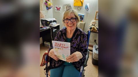 A Willow Point resident holds a card she received from Aryana.