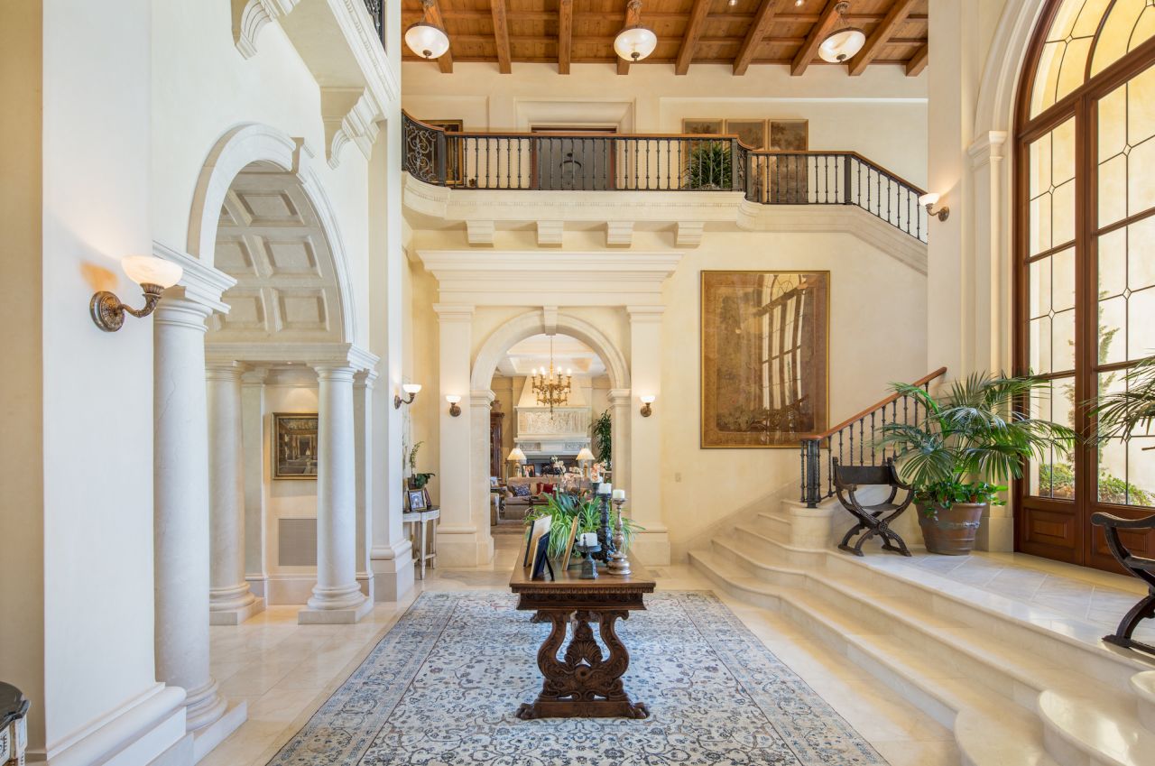The home is designed by California-based architect William Hablinski