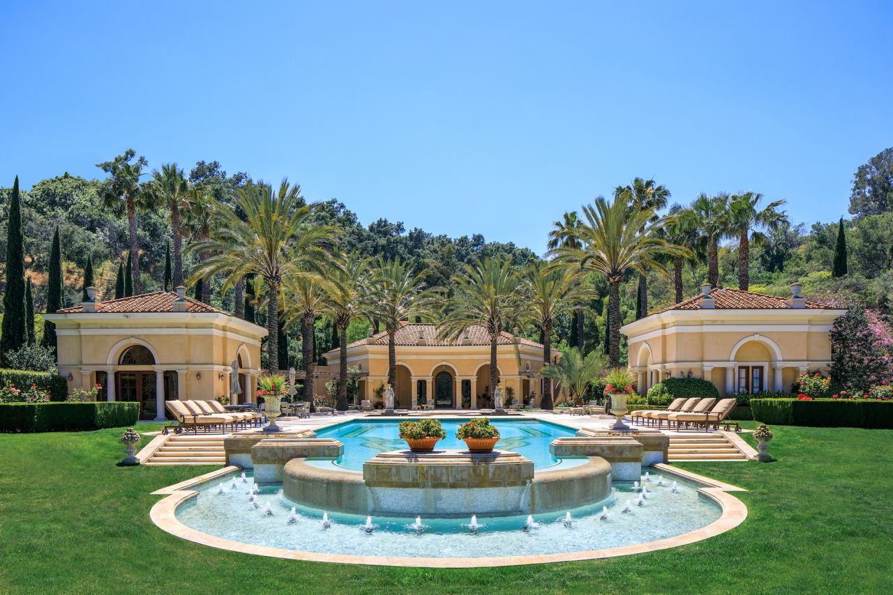 The wider estate features three separate guest houses.