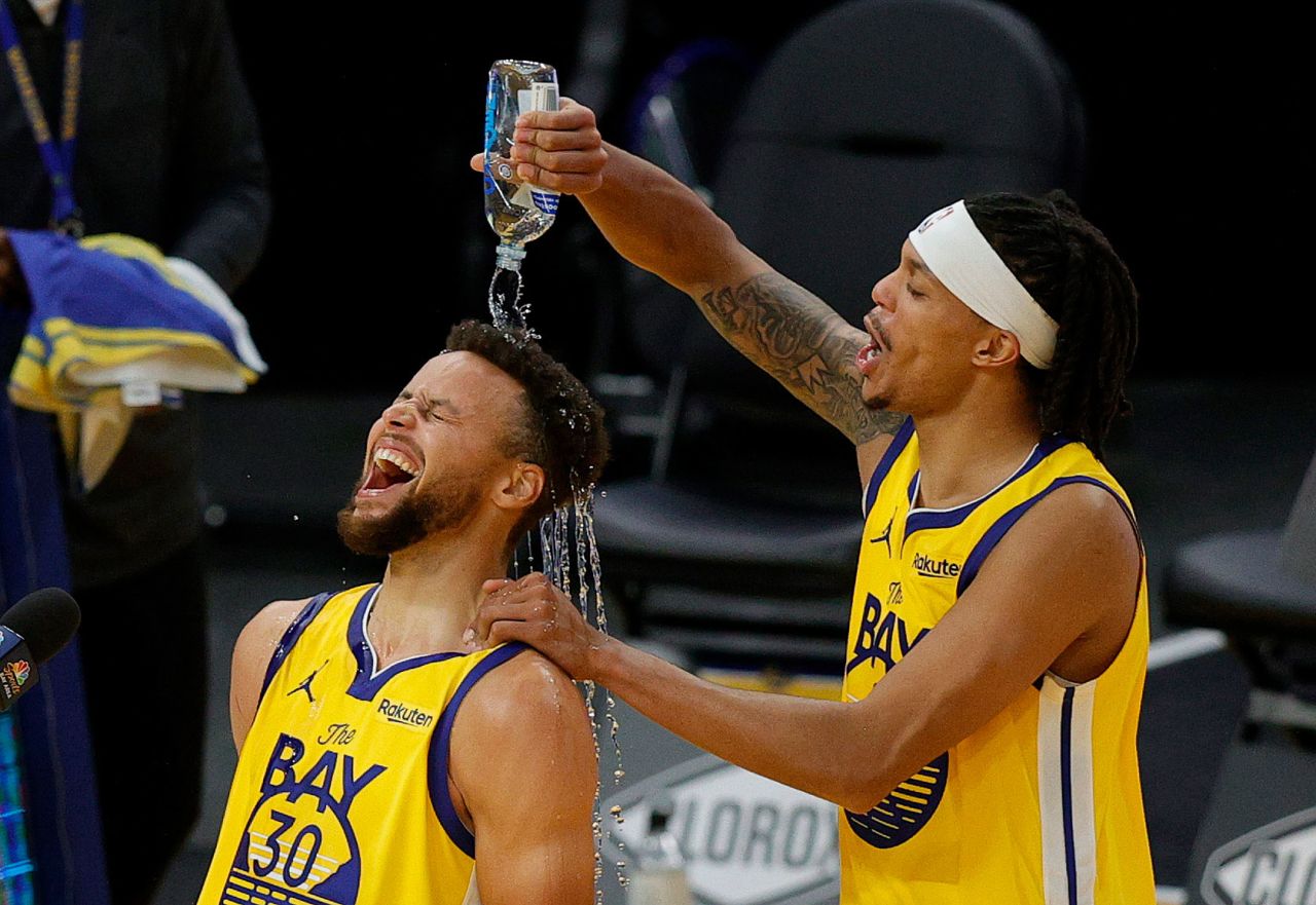 Damion Lee tries to cool off Golden State teammate Stephen Curry after Curry <a href="https://www.cnn.com/2021/01/04/sport/steph-curry-62-golden-state-warriors-portland-trailblazers-spt-intl/index.html" target="_blank">scored a career-high 62 points</a> in a victory over Portland on Sunday, January 3.
