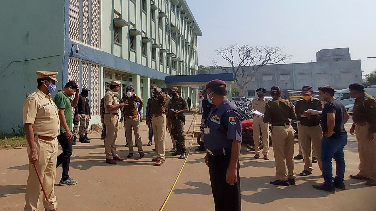 Police officers at the District General Hospital in Bhandara, India, on January 9, after a fire killed 10 babies inside. 