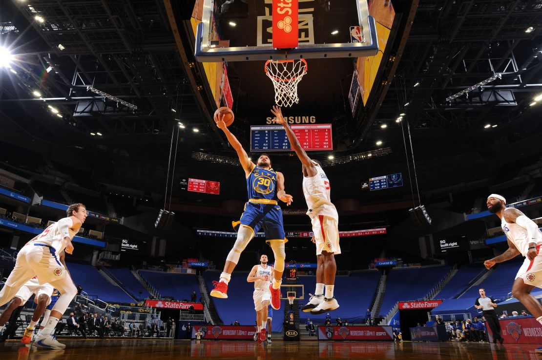 Stephen Curry shoots the ball during the game against the LA Clippers. 