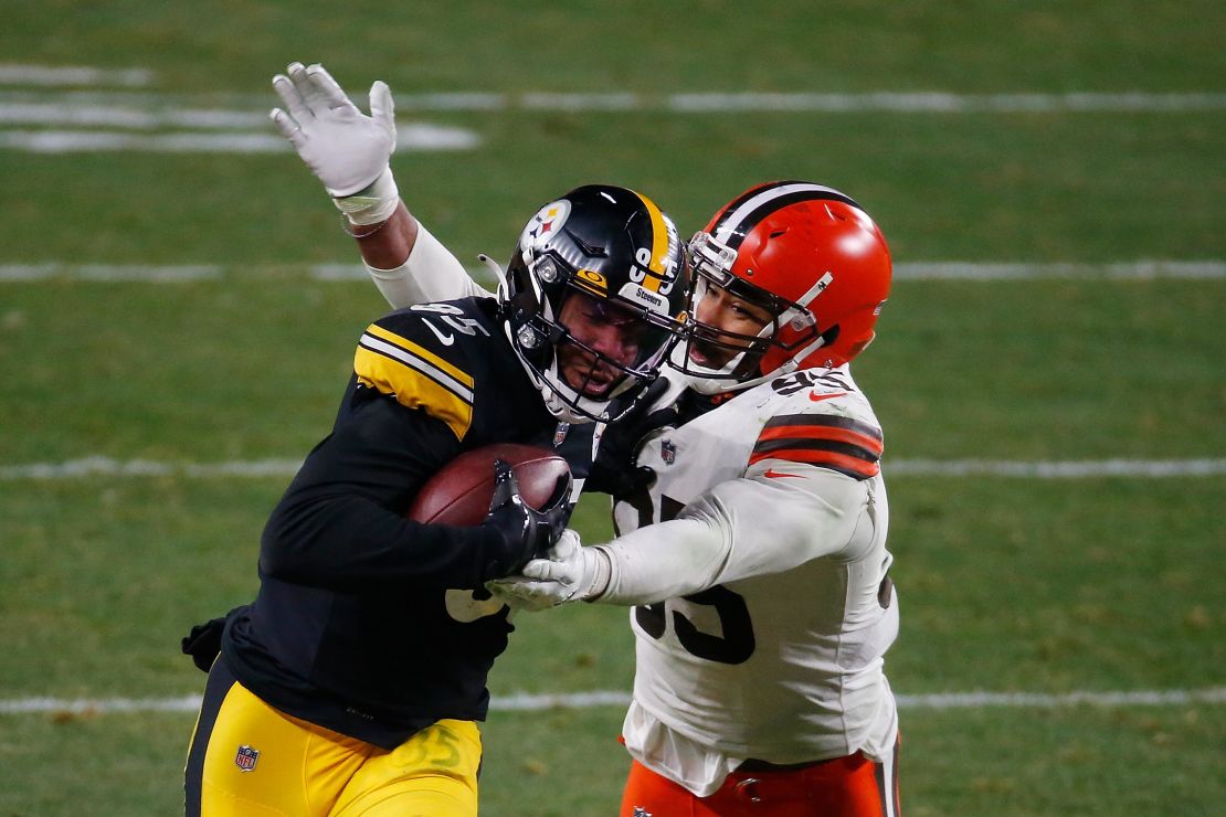 Eric Ebron of the Steelers is pursued by Garrett. 