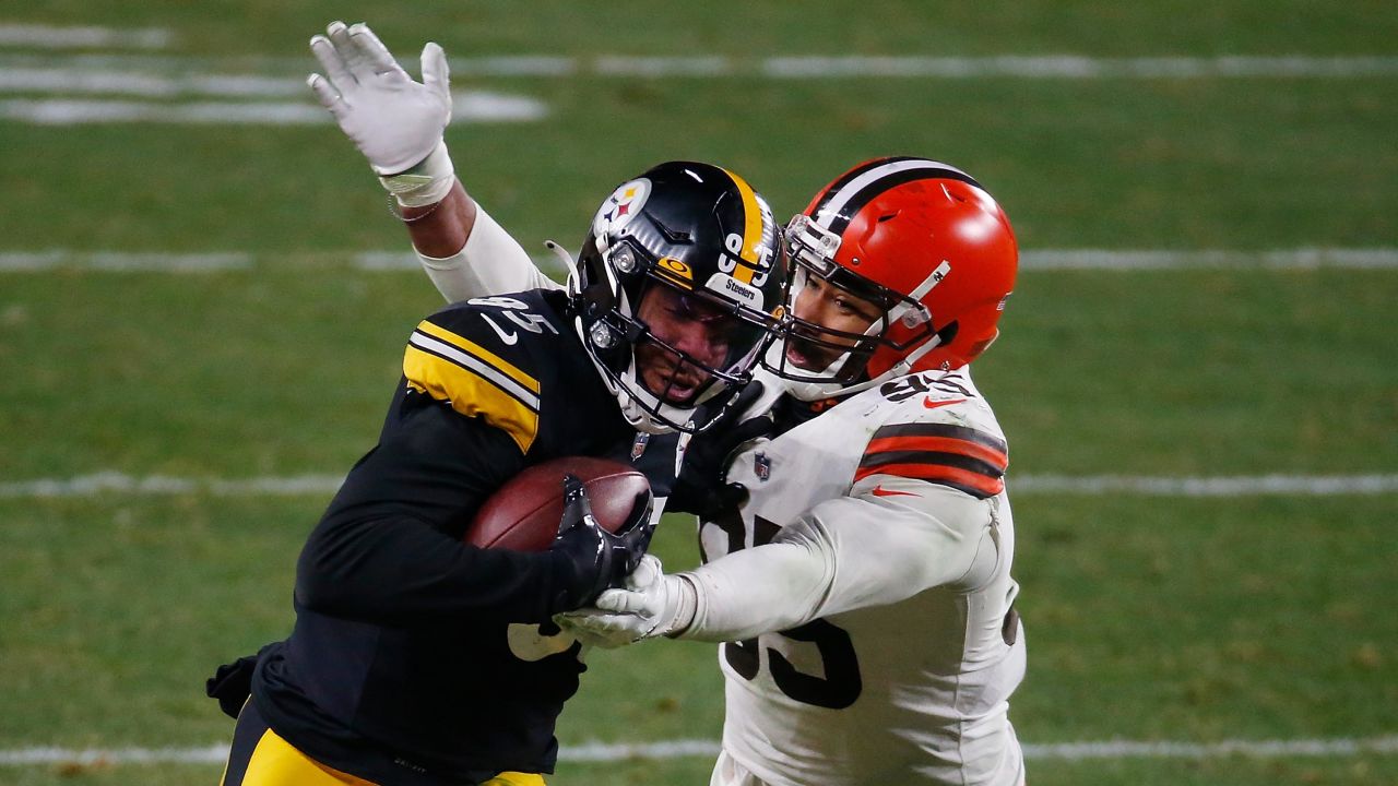 Eric Ebron of the Steelers is pursued by Garrett.