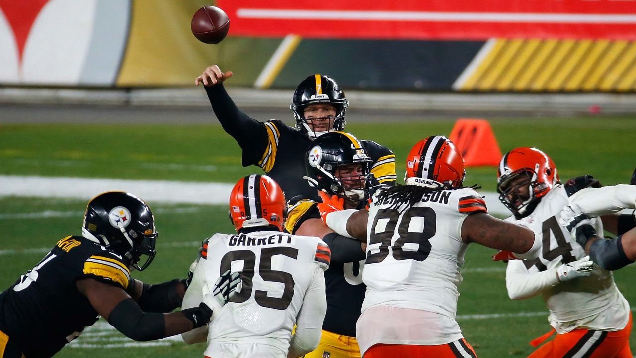 Roethlisberger throws a pass during the second half against the Browns.