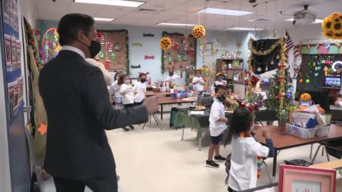 Carvalho greets students wearing masks in one of this elementary schools.