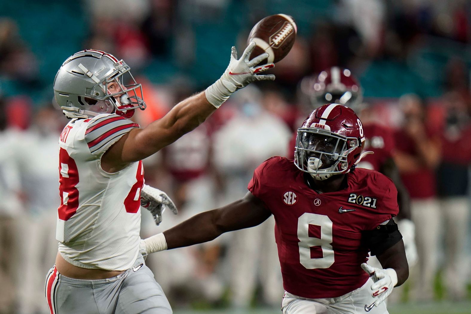 Ruckert makes a one-handed catch in the first quarter.