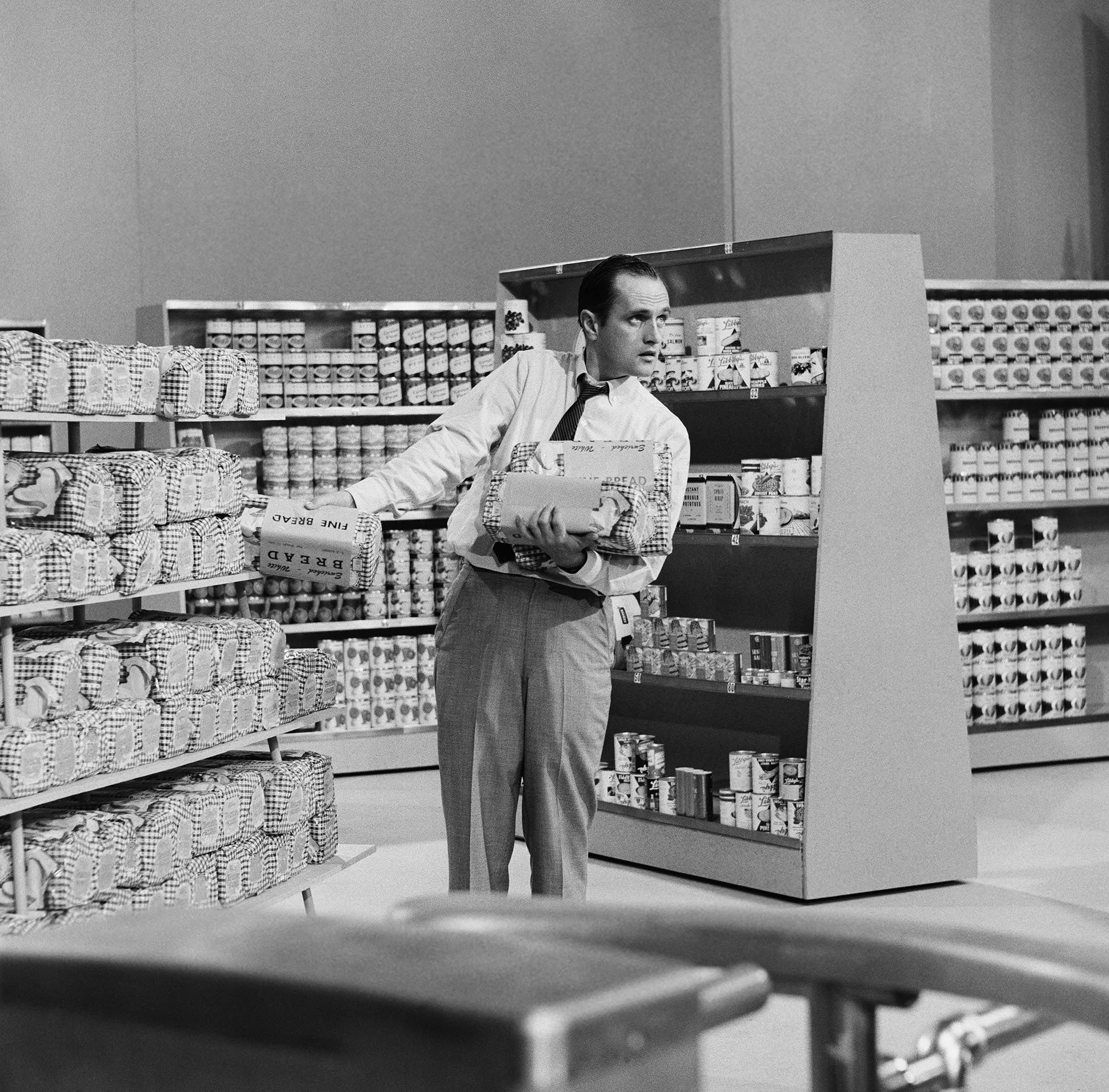 Newhart appears in a supermarket sketch during an episode of "The Bob Newhart Show" in 1961.