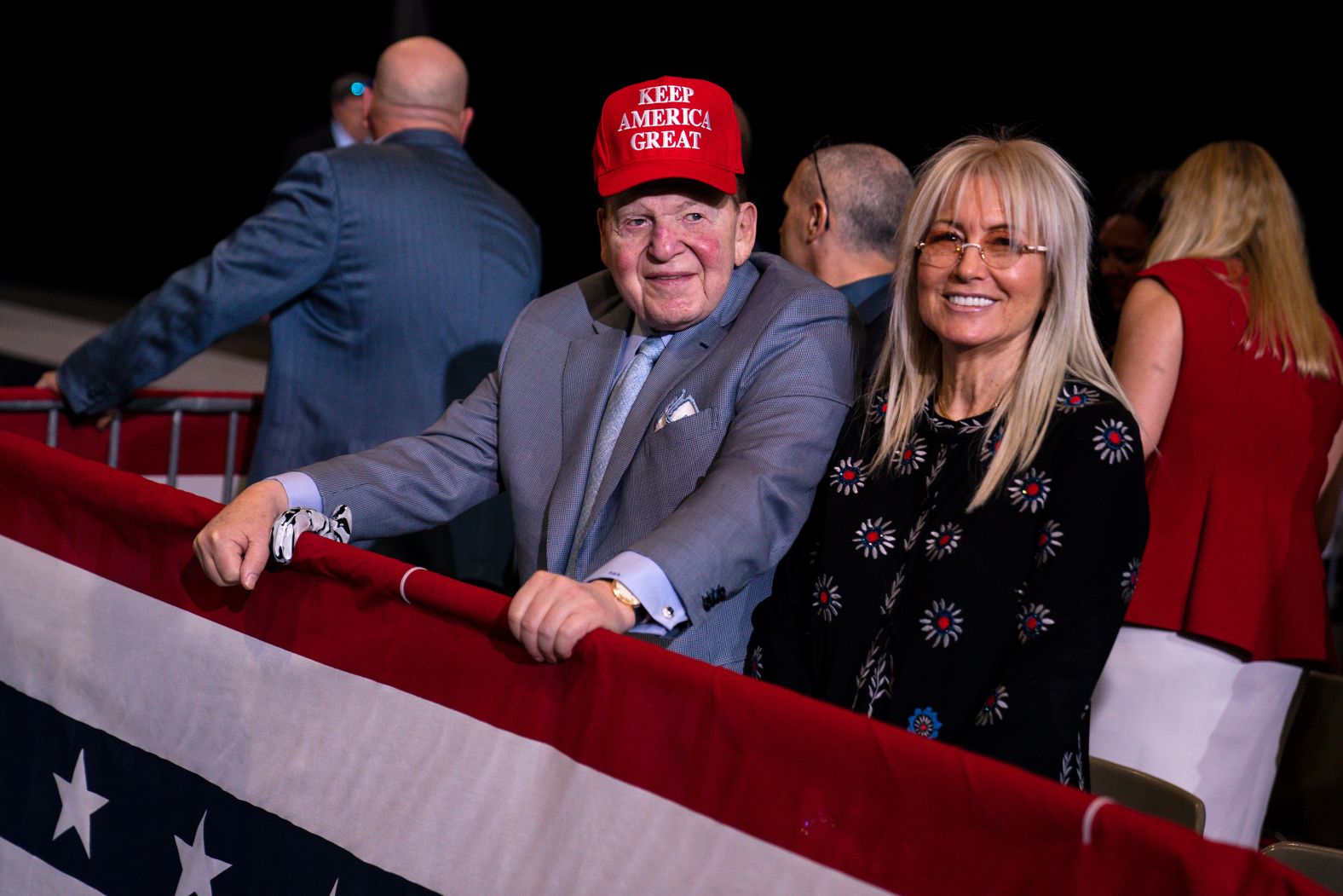 Adelson waits for Trump to arrive at a campaign rally in Las Vegas in 2020.