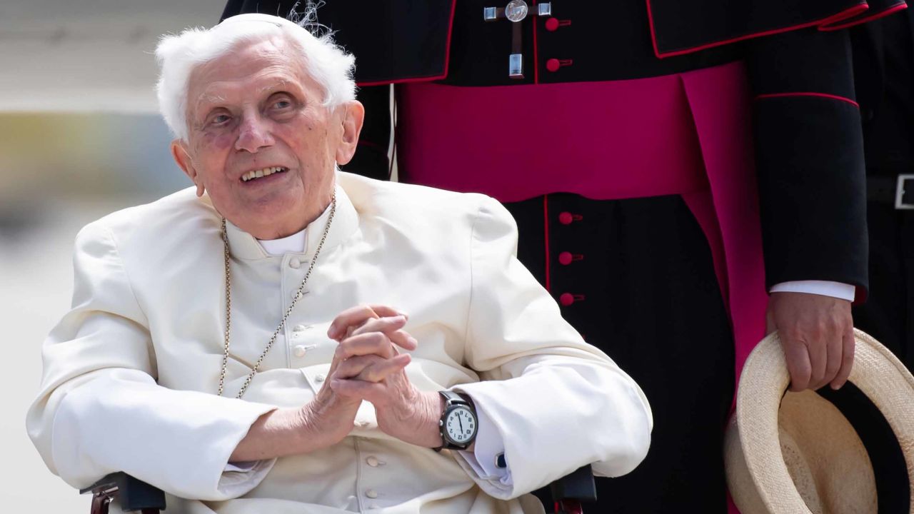 Former pope Benedict XVI poses for a picture at the airport in Munich, southern Germany, before his departure on June 22, 2020. - Former pope Benedict XVI returns to the Vatican from Germany, where he was visiting his sick brother. (Photo by Sven Hoppe / POOL / AFP) (Photo by SVEN HOPPE/POOL/AFP via Getty Images)