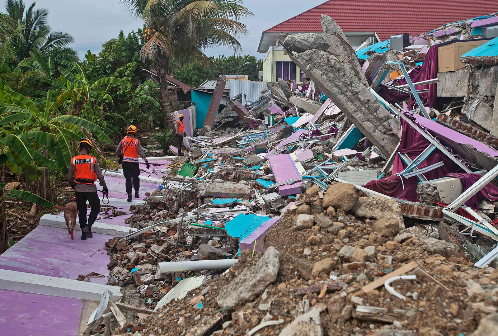 Powerful earthquake in Indonesia's Sulawesi kills dozens, injures hundreds  | CNN