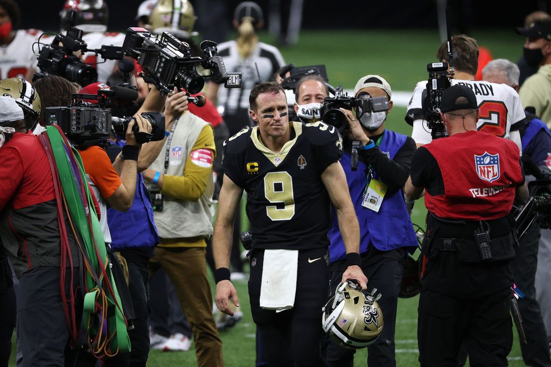 Brees walks off the field after defeat by Tampa Bay. 