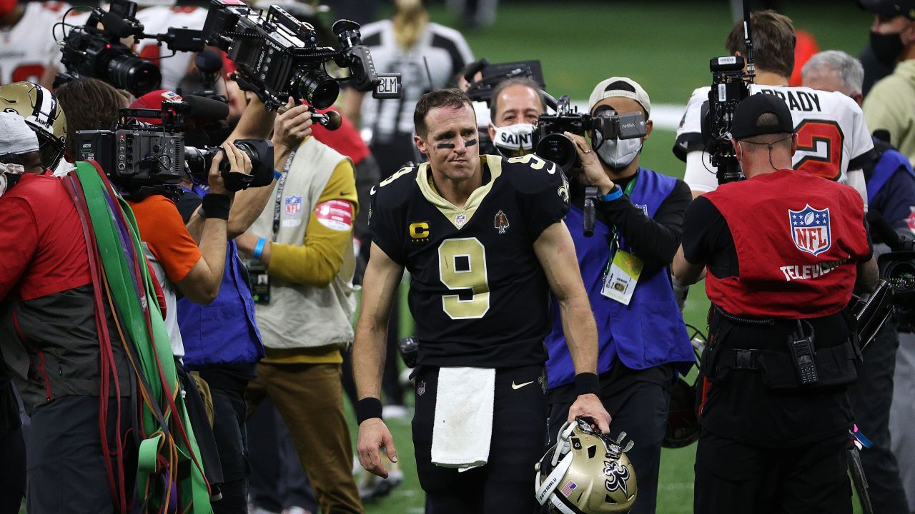 Brees walks off the field after defeat by Tampa Bay. 