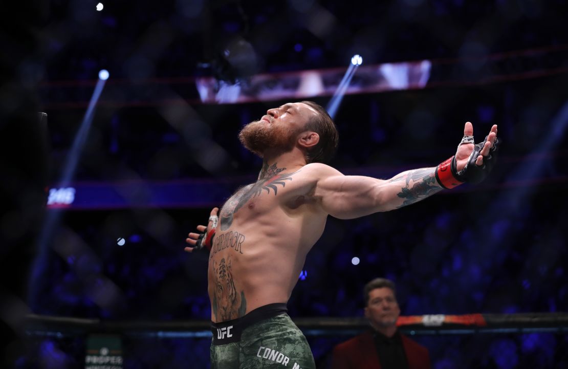 Dustin Poirier knocks out Conor McGregor at UFC 257