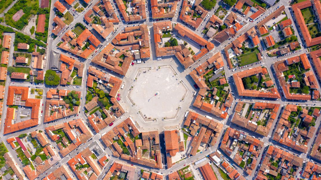 Palmanova was founded in 1593.