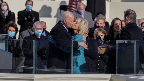 The Bidens kiss at the inauguration ceremony.