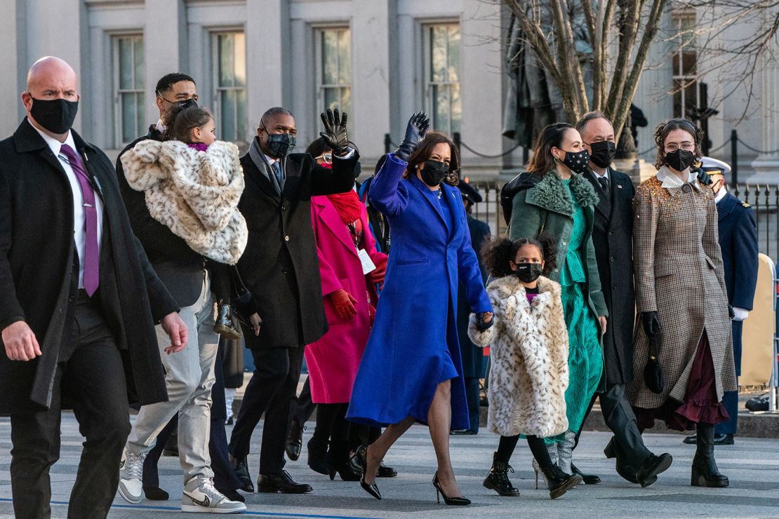 U.S. Vice President Kamala Harris holds hands with Amara Ajagu and waves while walking with her family during the 59th presidential inauguration parade in Washington, D.C., U.S., on Wednesday, Jan. 20, 2021. Photo: Jeenah Moon/Bloomberg via Getty Images