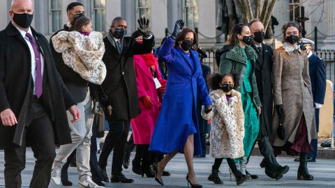 U.S. Vice President Kamala Harris holds hands with Amara Ajagu and waves while walking with her family during the 59th presidential inauguration parade in Washington, D.C., U.S., on Wednesday, Jan. 20, 2021. Photo: Jeenah Moon/Bloomberg via Getty Images